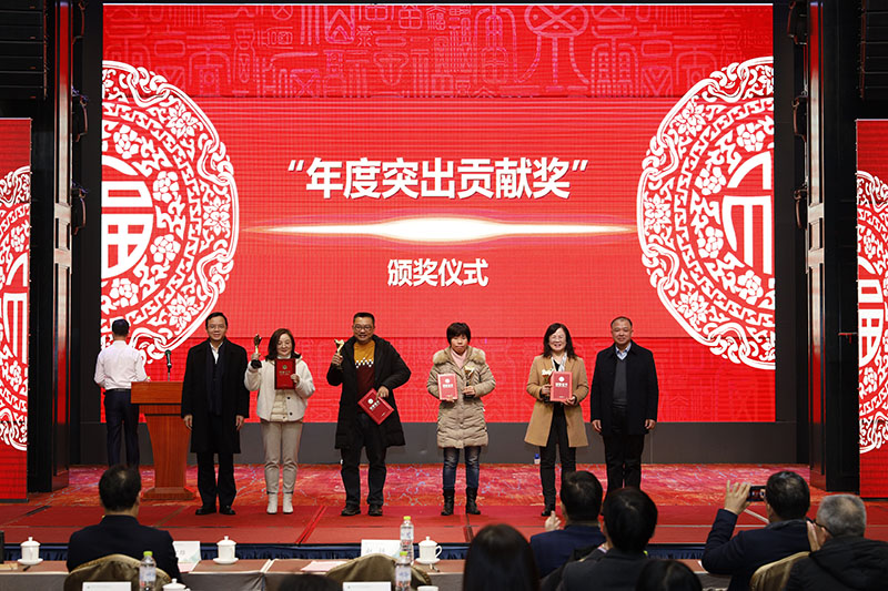 校黨委副書(shū)記趙鐵，集團公司黨委副書(shū)記、總編輯湯文輝為年度突出貢獻獎頒獎.jpg